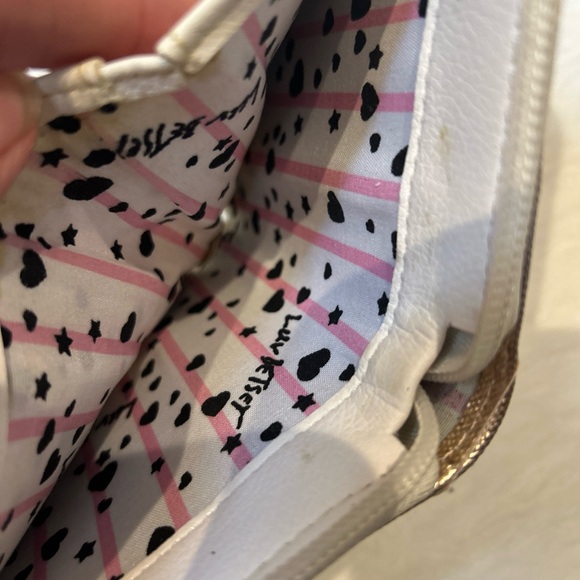 Luv Betsey Johnson Cat Face Wallet With Gold Hardware Hand Carrying Zip Rose - Picture 7 of 7